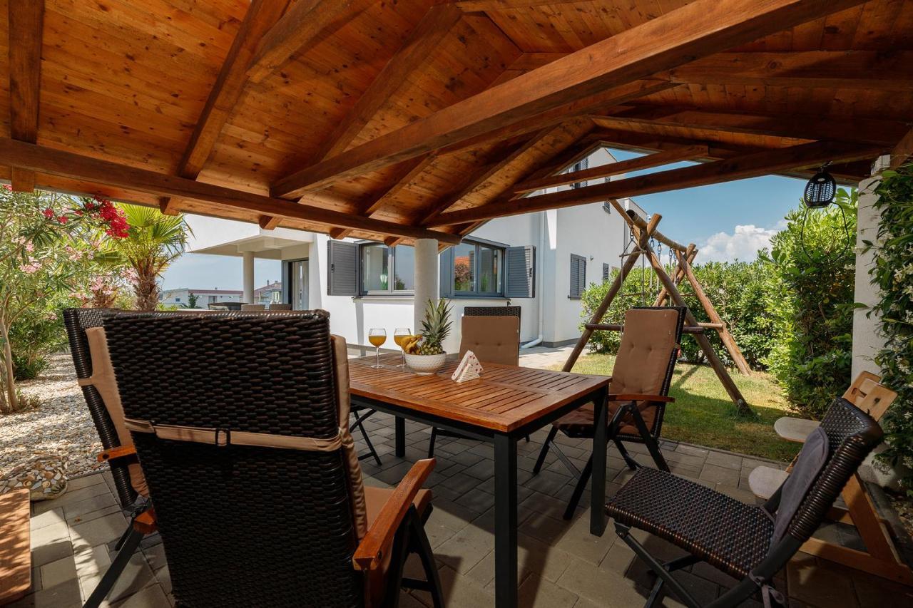 Malo Ferienvilla Privlaka, Pool, Boje, Wi-Fi, Wallbox Привлака Экстерьер фото