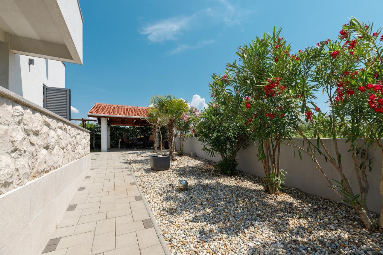 Malo Ferienvilla Privlaka, Pool, Boje, Wi-Fi, Wallbox Привлака Экстерьер фото