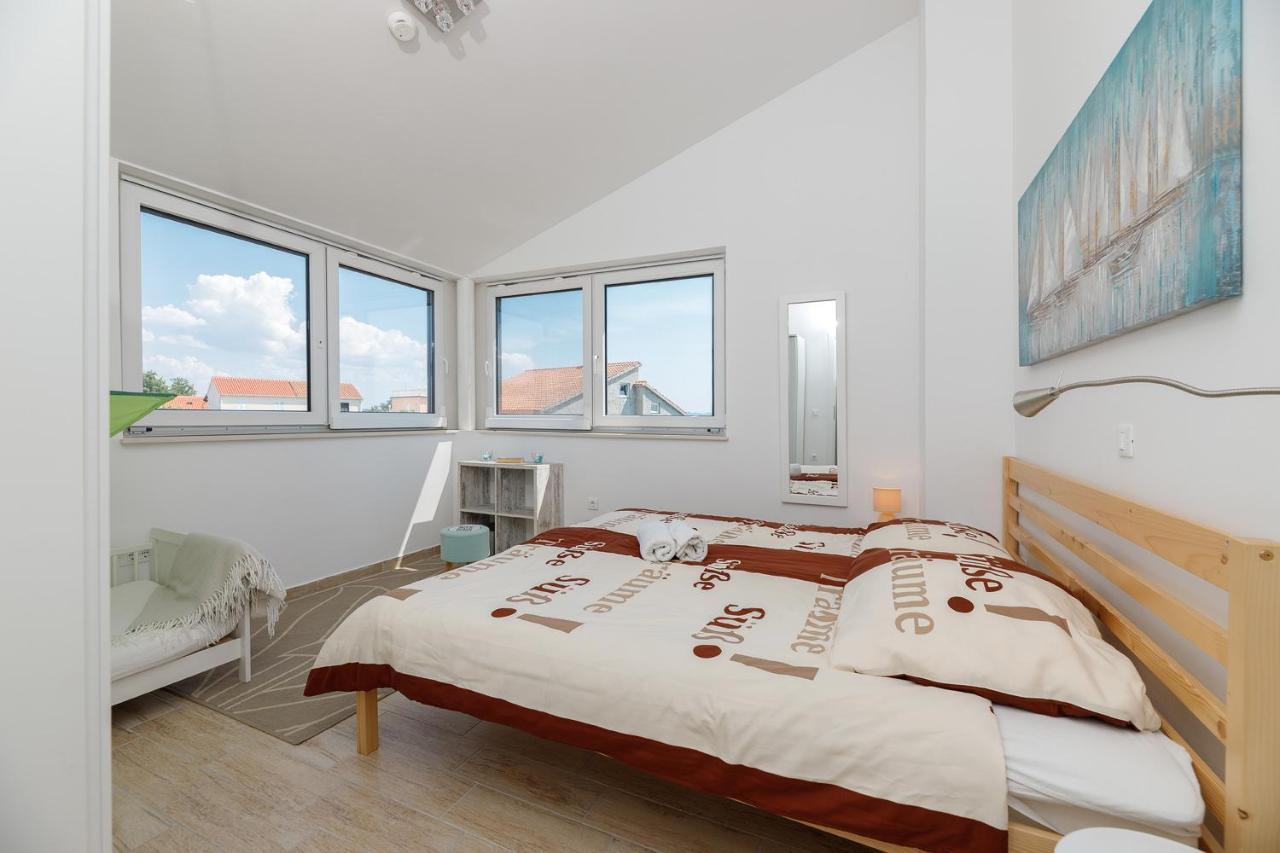 Malo Ferienvilla Privlaka, Pool, Boje, Wi-Fi, Wallbox Привлака Экстерьер фото