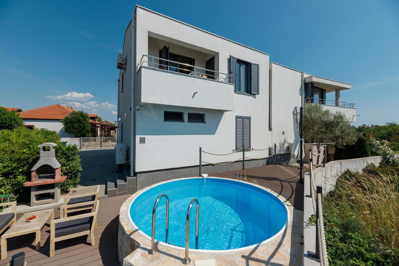 Malo Ferienvilla Privlaka, Pool, Boje, Wi-Fi, Wallbox Привлака Экстерьер фото